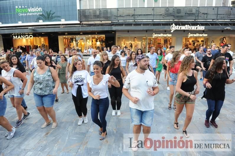 Los bailes latinos salen a la calle en Murcia