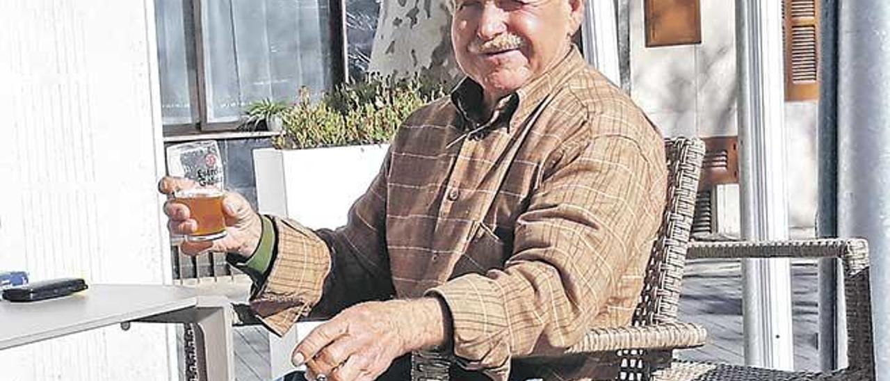 Pepe Rodríguez, fotografiado en una terraza de la Plaça del Pou de Maria de la Salut.