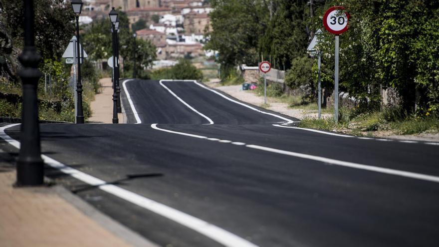 La carretera de la Montaña de Cáceres estrena asfaltado para la bajada de la Virgen