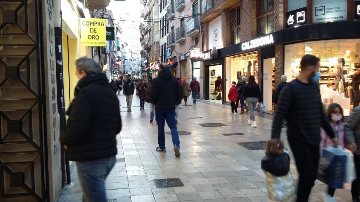 La calle Major de Gandia, una de las más concurridas por clientes de los comercios.