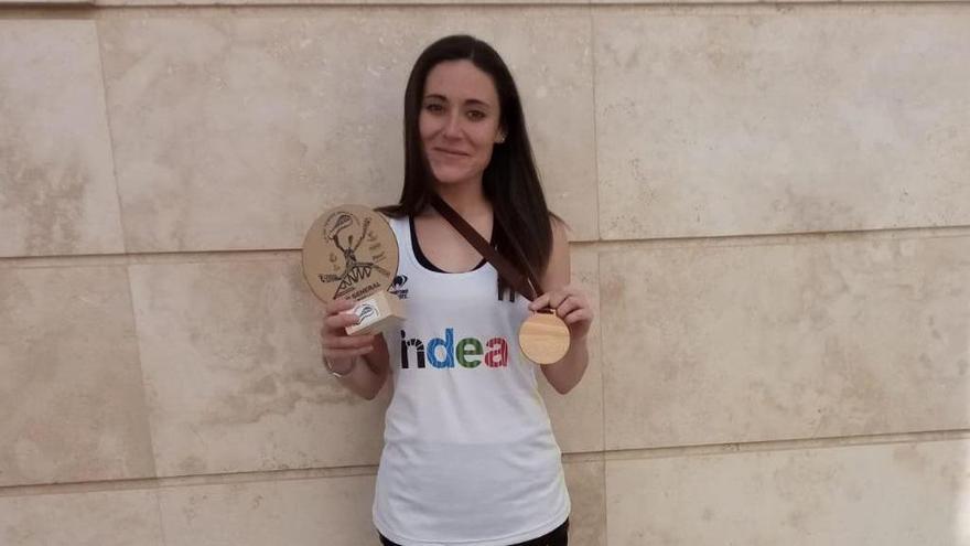Ana Araceli Moreno, con el trofeo de ganadora en Villafranca.