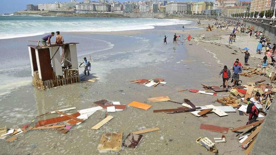 Las olas arrastran madera el 23 de junio de 2013 durante la pleamar previa a la noche de San Juan.