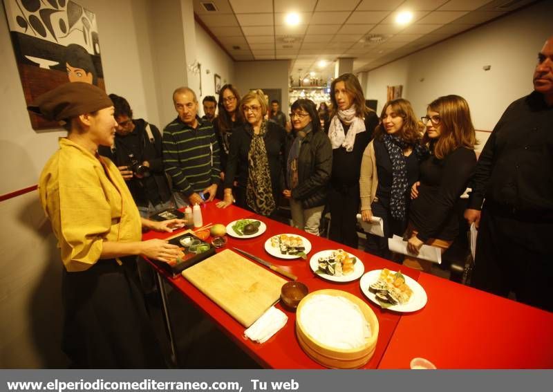 GALERÍA DE FOTOS -- La reconocida cocinera japonesa Taka Sasaki triunfa con su taller de cocina en Vila-real