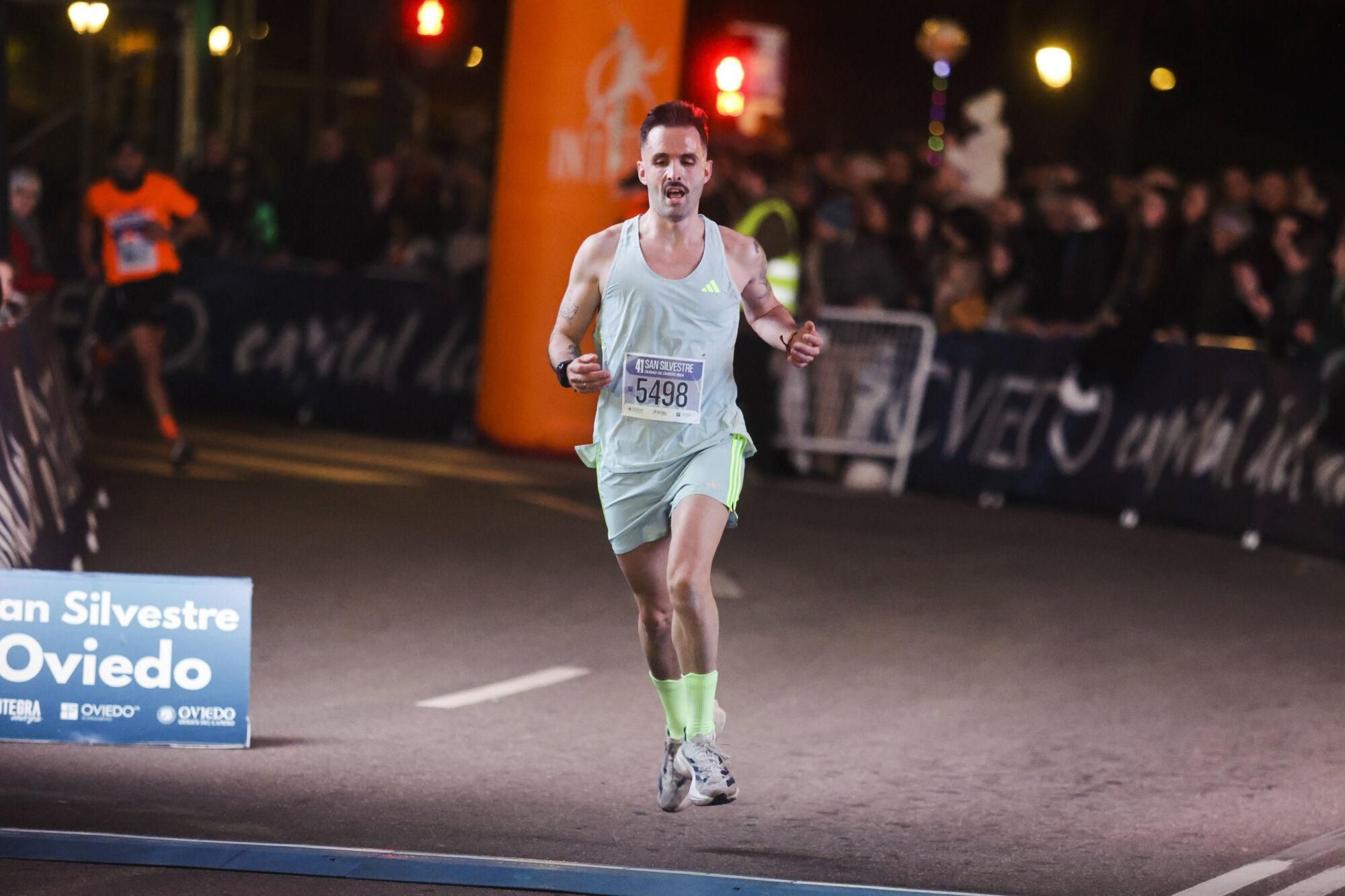 EN IMÁGENES: Alejandro Onís y Mariam Benkert saltan del segundo al primer puesto en la San Silvestre de Oviedo