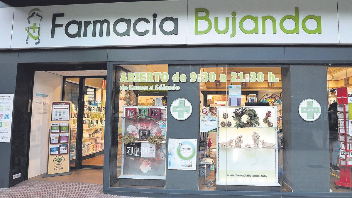 La farmacia Bujanda, muy próxima al centro de salud Las Fuentes Norte, es una de las que tiene horario de lunes a sábado, hasta las 21.30 horas.