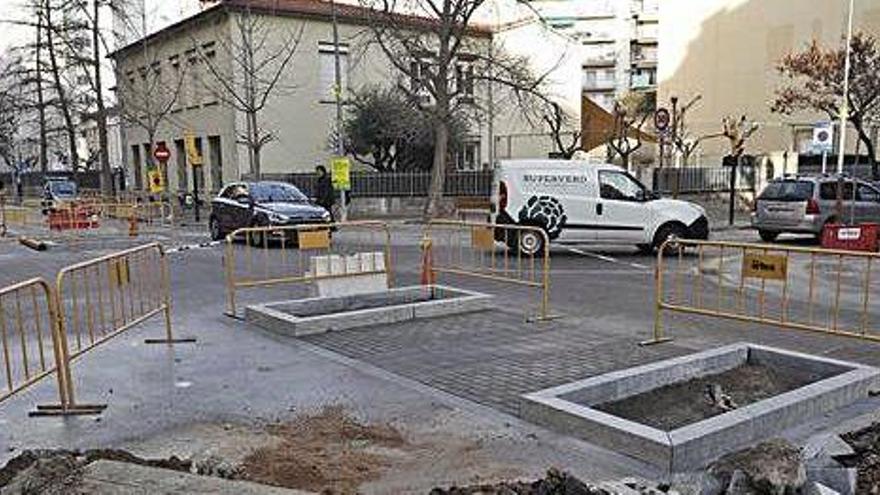 Estat actual de les obres al carrer de la Creu de Girona.