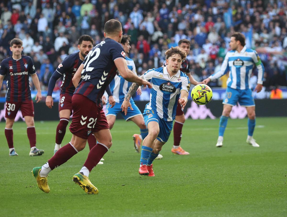 El madrileño pugna por la pelota en el partido frente al Eibar, su exequipo, en Riazor.