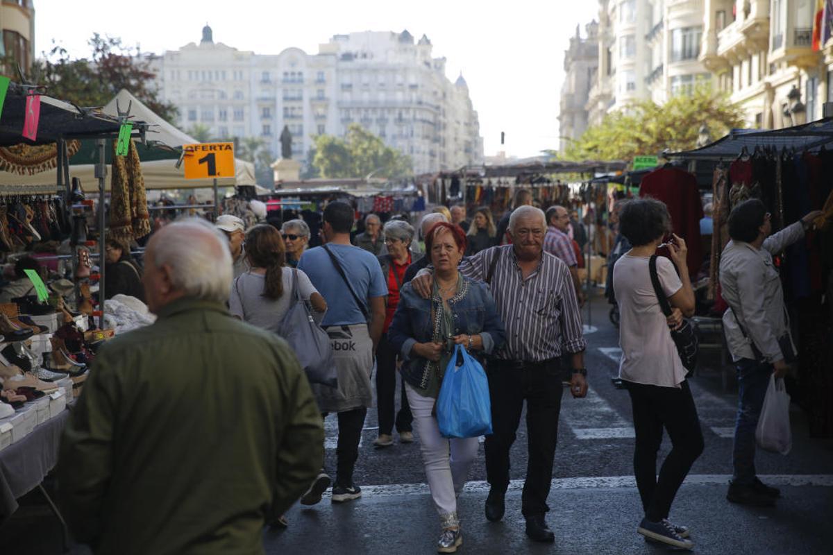 Mercadillo en la plaza del Ayuntamiento de València Mercadillo en la plaza del Ayuntamiento de València