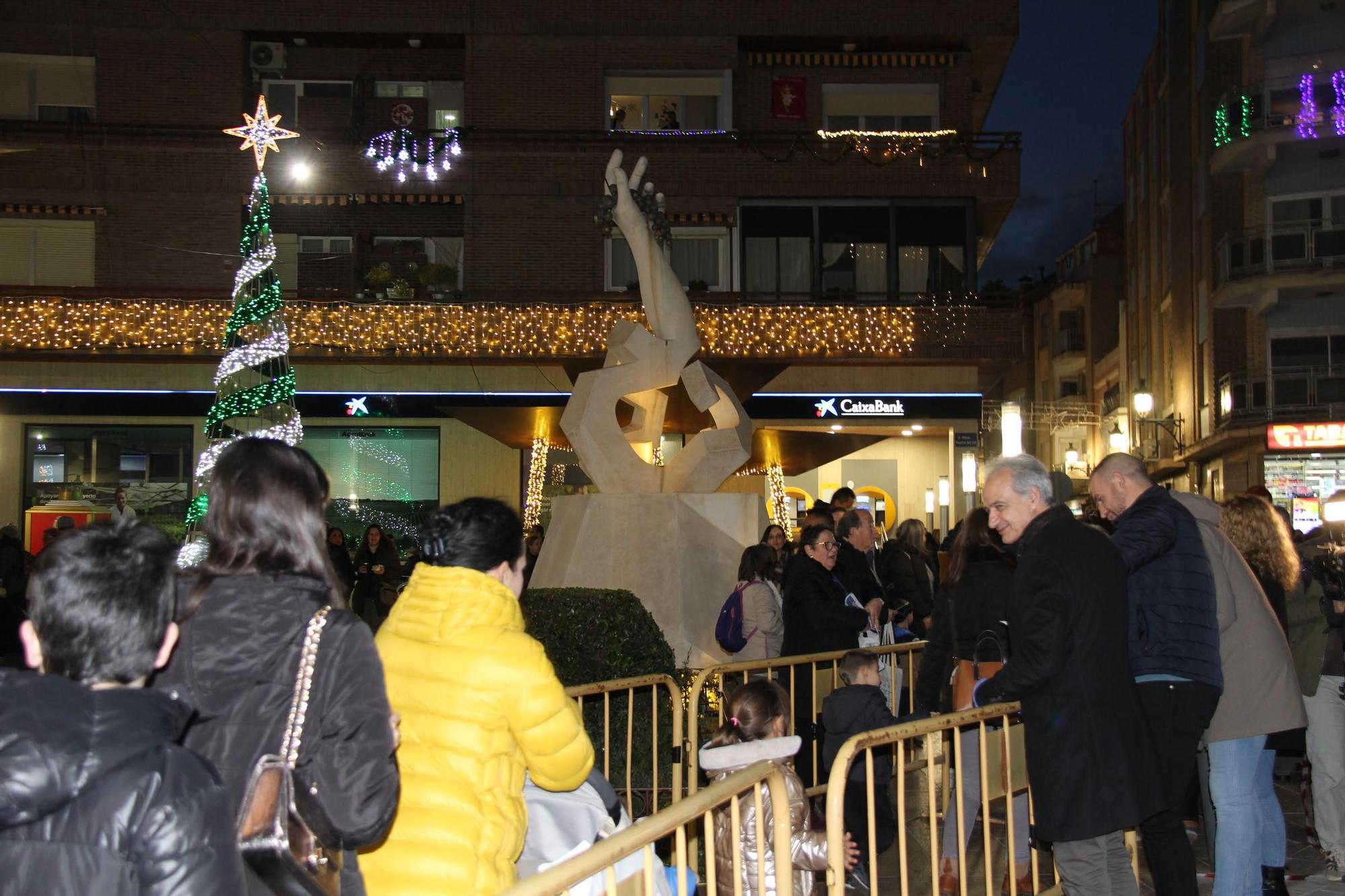 Las imágenes del reparto del Roscón de Reyes gigante en Utiel