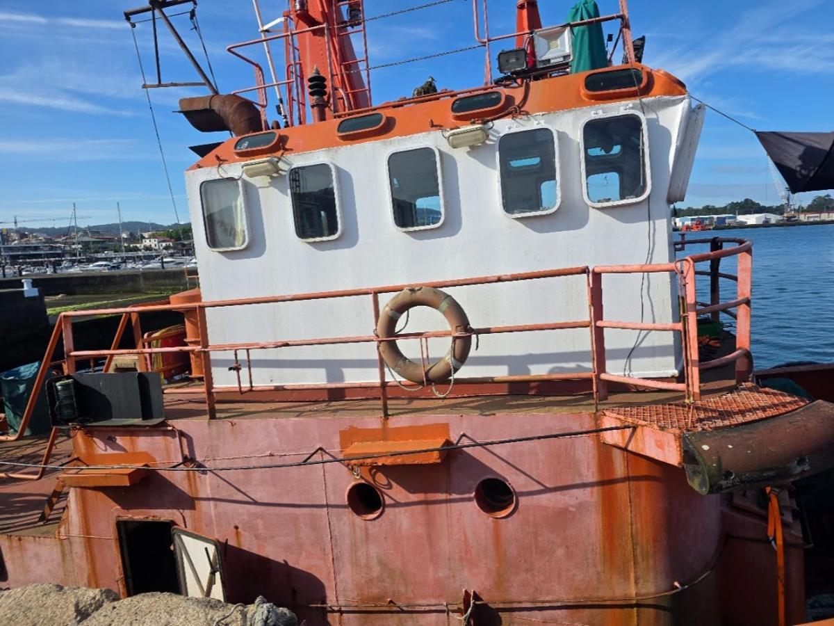 El traslado del remolcador «Doctor Pintado», desde Vilagarcía hacia Moaña, se lleva a cabo desde esta mañana.