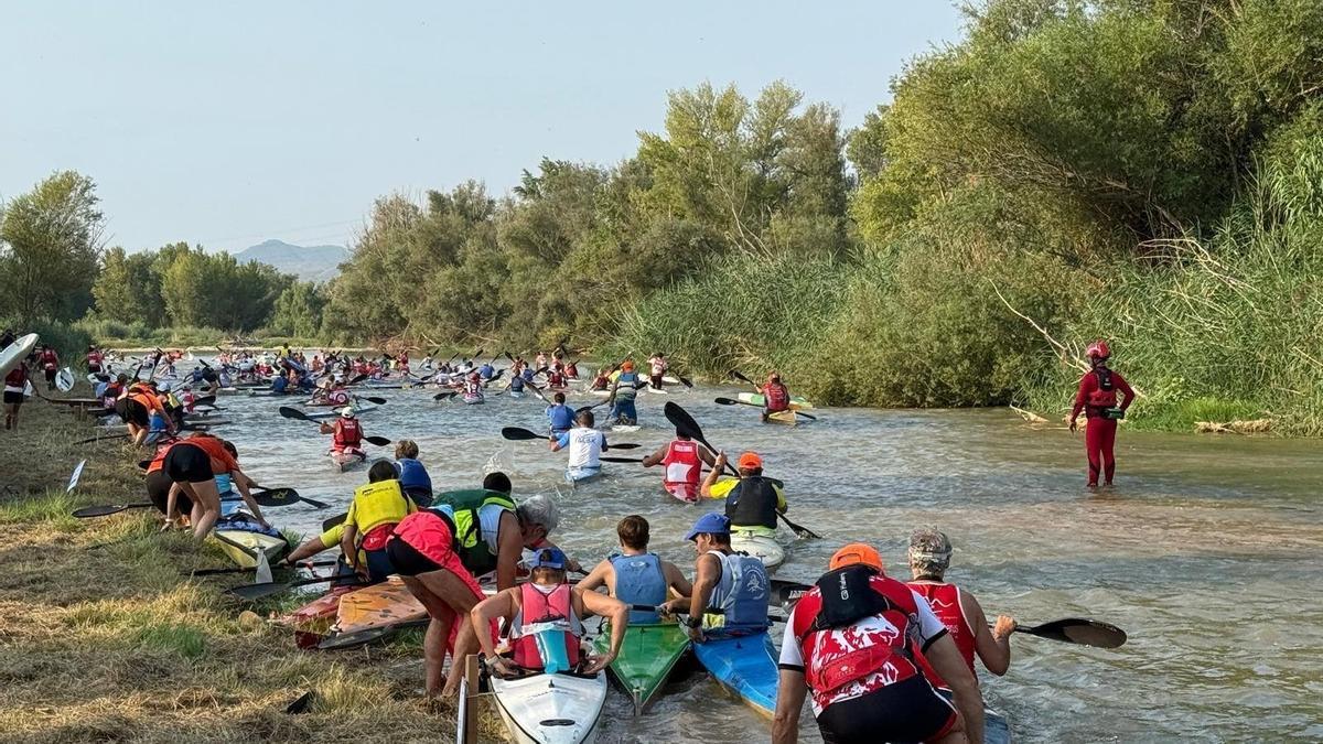 Salida del XXVI Descenso Internacional del Cinca desde Fraga, este domingo.