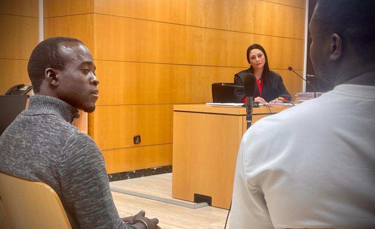 El acusado escucha al intérprete, que traduce una pregunta de su abogada. | M. Á. A.