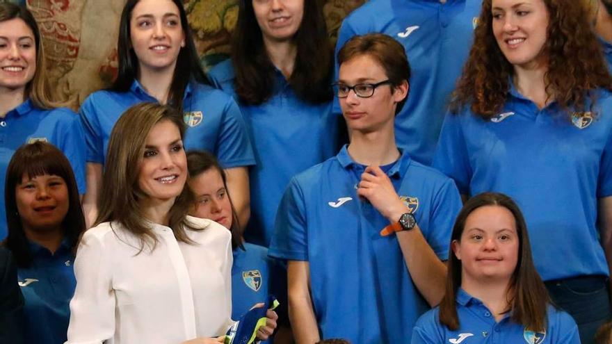 La Reina, feliz con su camiseta.