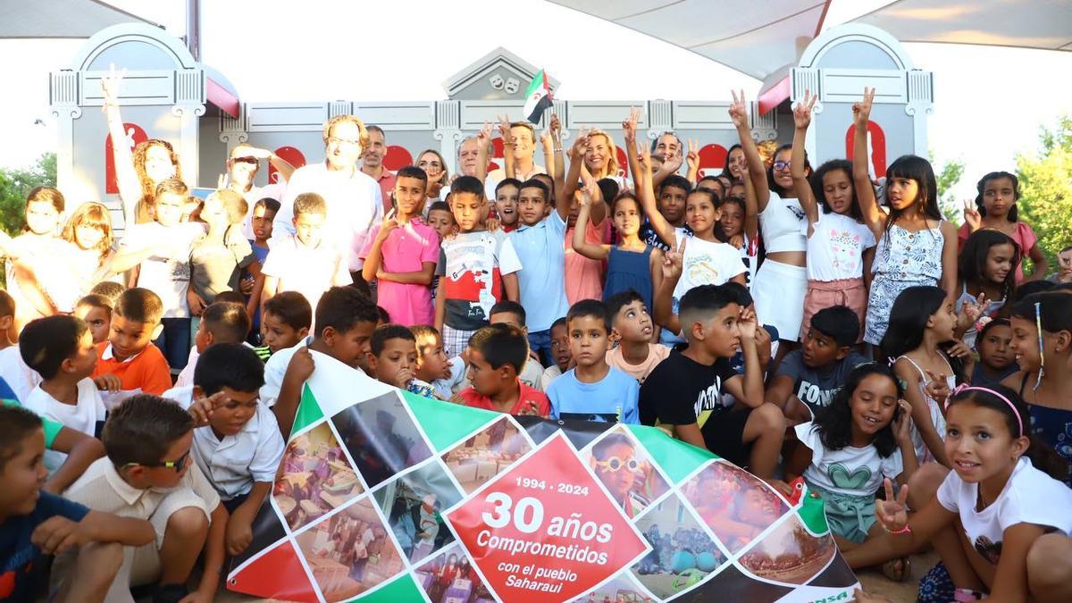 Grupo de niños saharauis que fueron recibidos esta semana en el Jardín Botánico de Córdoba por las autoridades locales.