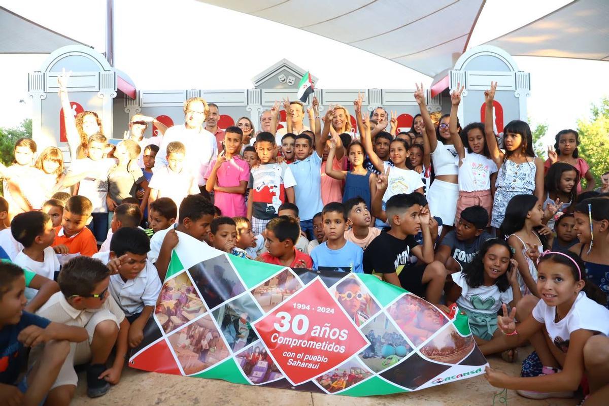 Grupo de niños saharauis que fueron recibidos esta semana en el Jardín Botánico de Córdoba por las autoridades locales.