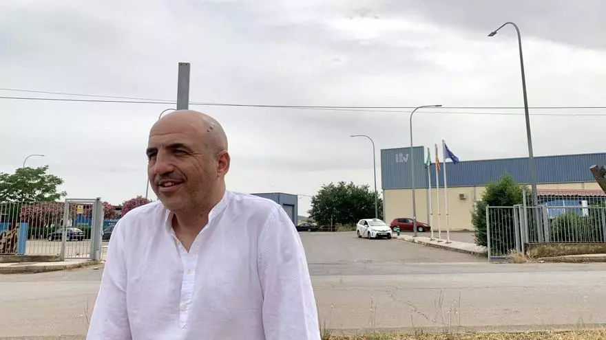 El portavoz de Empleo y coordinador de Infraestructuras del PSOE, Juan Ramón Ferreira, frente a la ITV en Cáceres