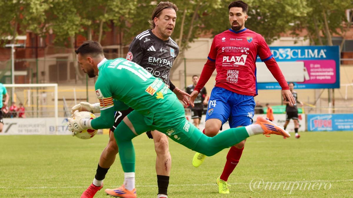Rubén Gálvez atrapa un balón durante el derbi aragonés en Pinilla.