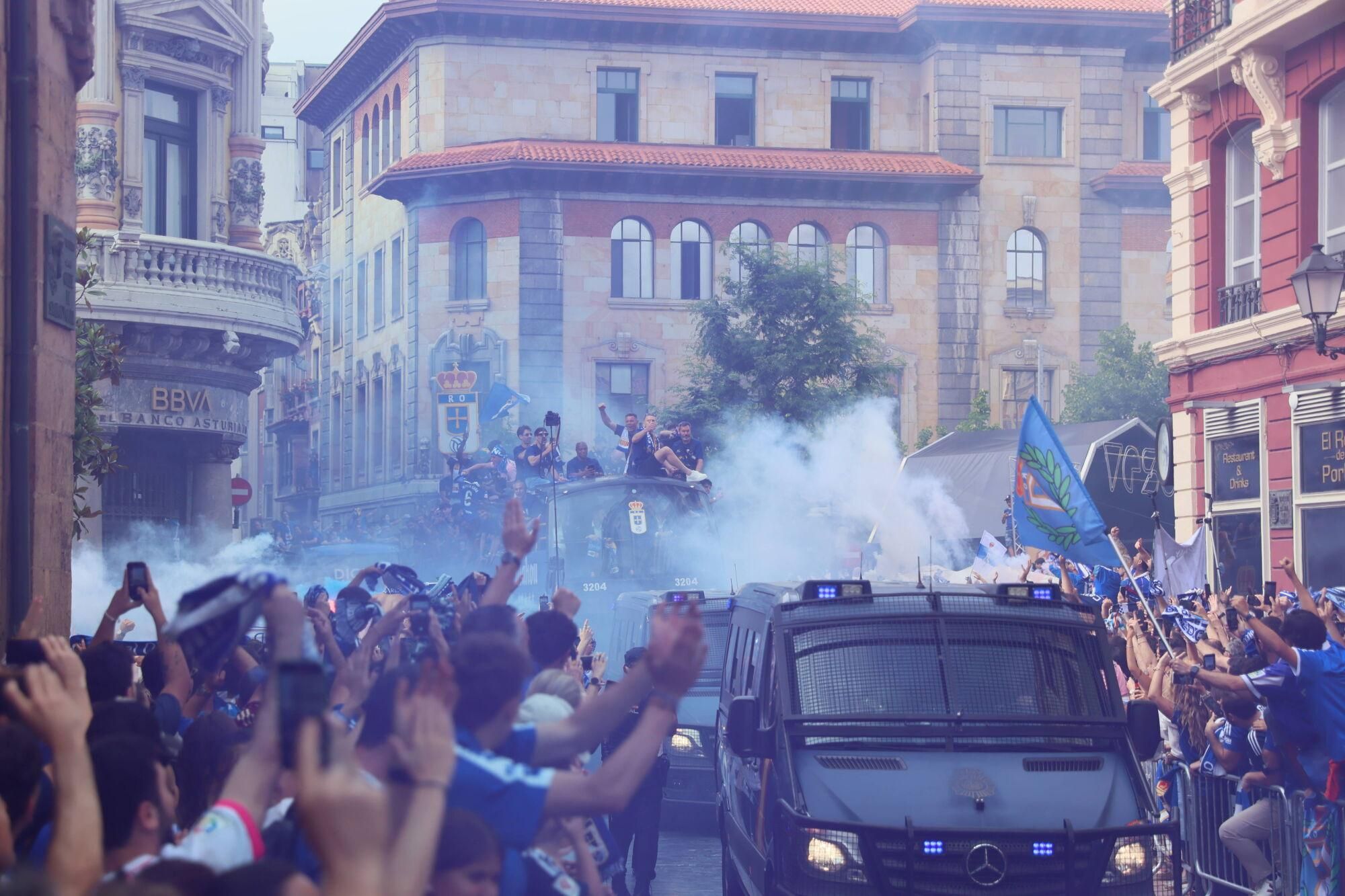 Locura azul en las calles de Oviedo para celebrar el ascenso del equipo a Primera División