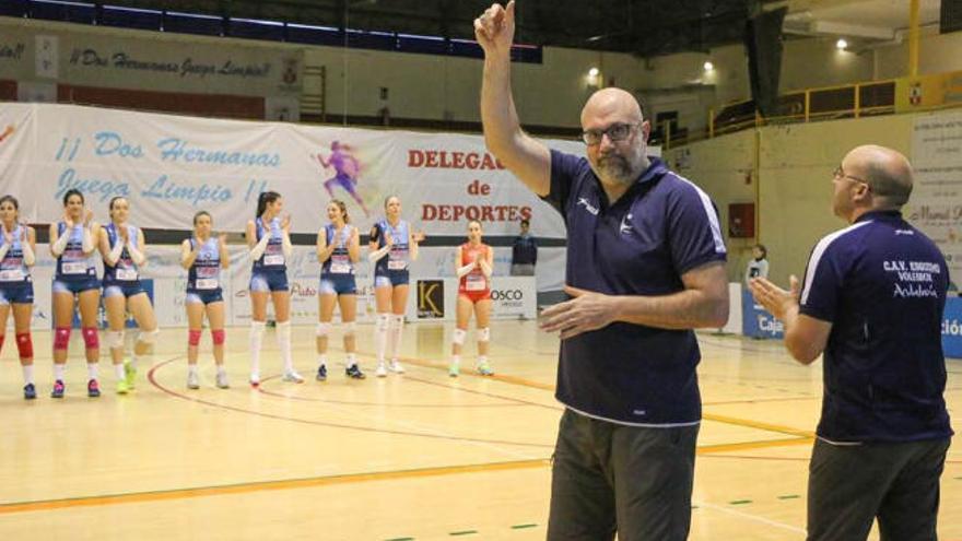 A la izquierda, Flavia Dias, la entrenadora del Sanaya Libby&#039;s La Laguna, que se medirá al conjunto de Magú, a la derecha.