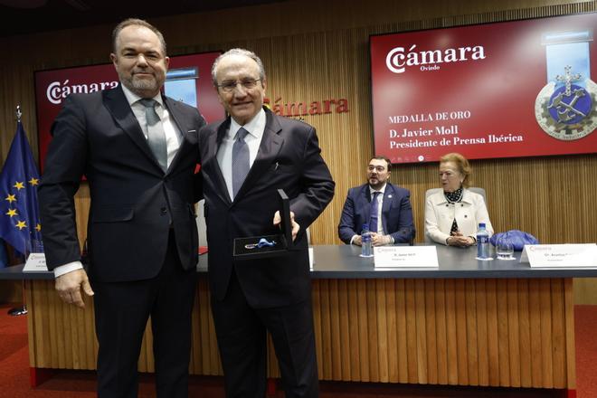 EN IMÁGENES: La Cámara de Comercio de Oviedo concede su Medalla de Oro a Javier Moll, presidente de Prensa Ibérica