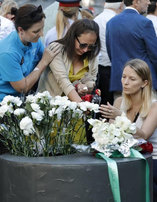 Barcelona homenajea a las víctimas del 17A con ...