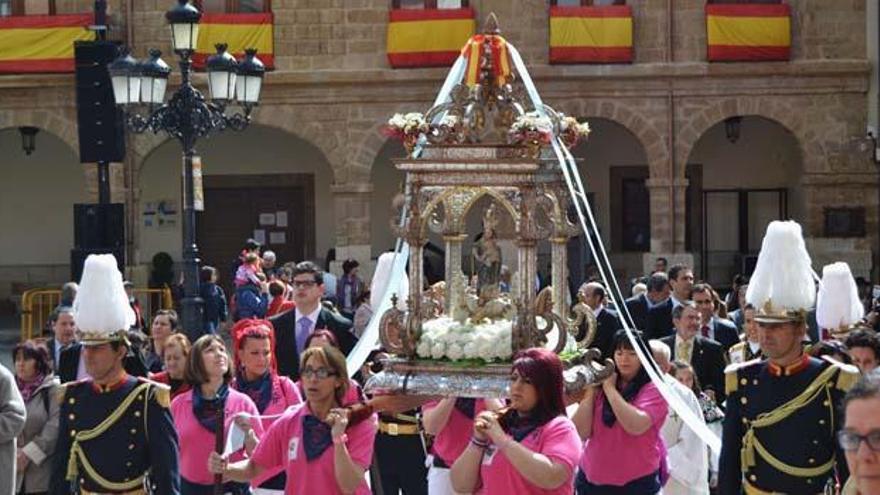 Procesión de la Virgen de la Vega a su paso por la Plaza Mayor en 2014.