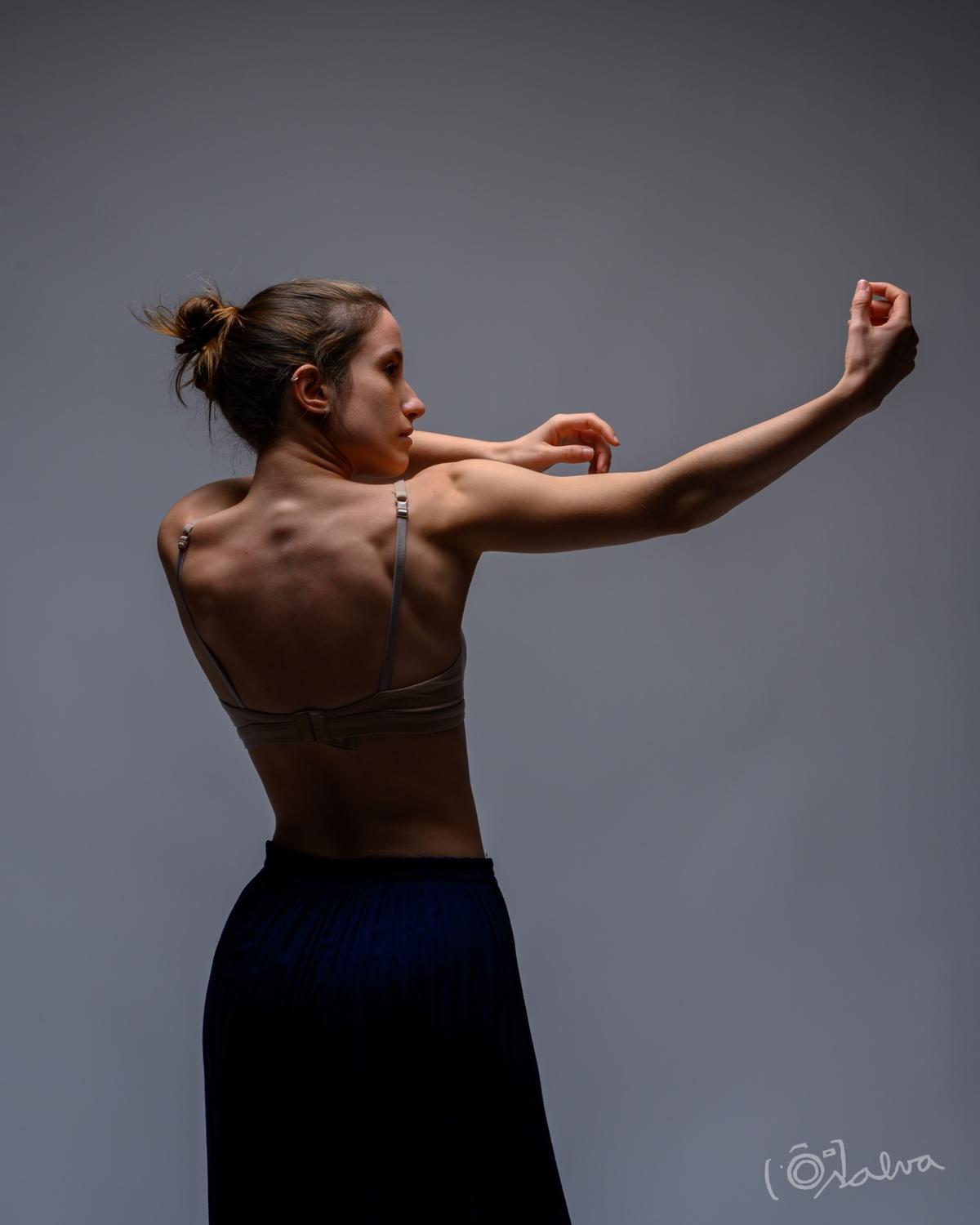 La ballarina Maria Quero activa amb el moviment la instal·lació performativa Compàs III, de l’artista visual Laura Bergillos, dins la programació del Flors i Violes al Museu Can Mario de Palafrugell