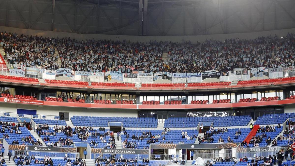 Aficionados del Celta, en la grada visitante del Groupama Stadium.