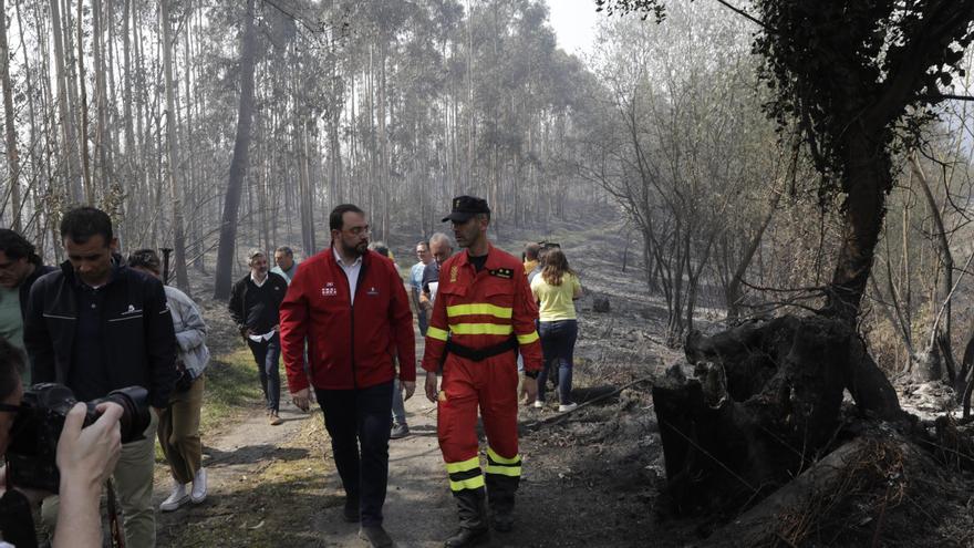 El incendio de Las Regueras va cediendo, mientras Barbón apunta a &quot;acciones organizadas&quot; y los vecinos piden &quot;cárcel&quot; para los incendiarios