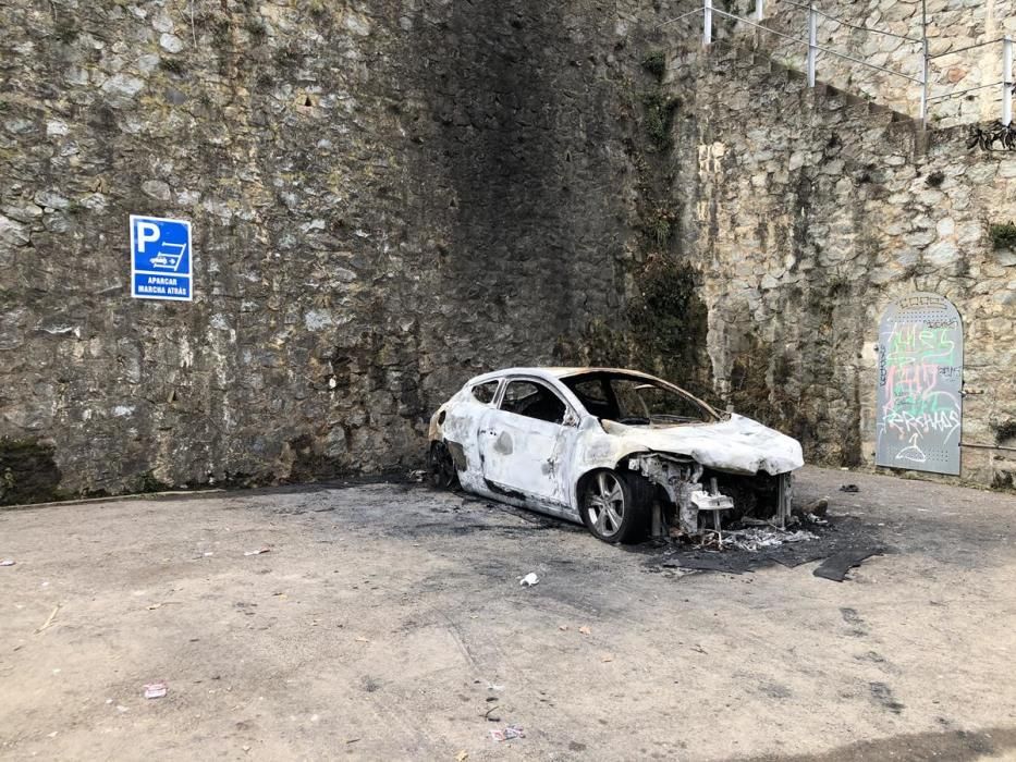 Diversos ferits i dos cotxes cremats en una festa il·legal a la Cellera