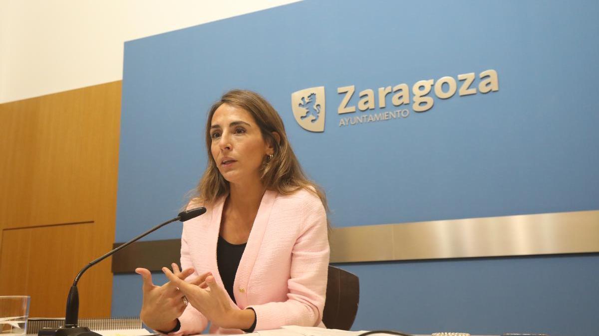 La concejala de Hacienda, María Navarro, durante una rueda de prensa en el Ayuntamiento de Zaragoza.