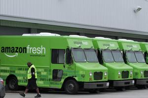 Camiones de reparto de Amazon Fresh, el servicio de supermercado de Amazon. 