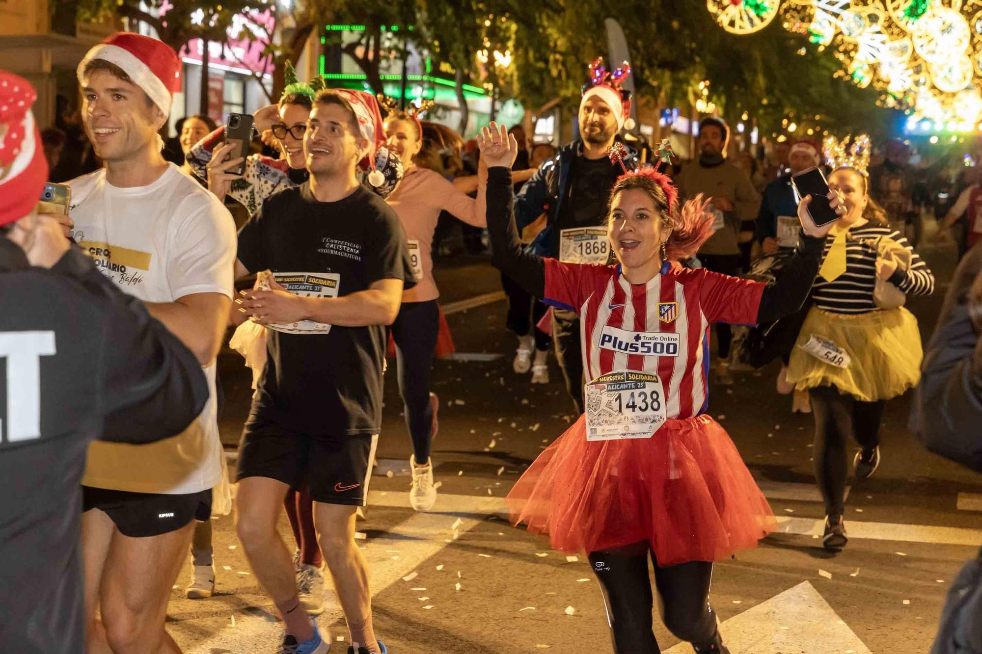 La San Silvestre de Alicante llena de colorido la ciudad