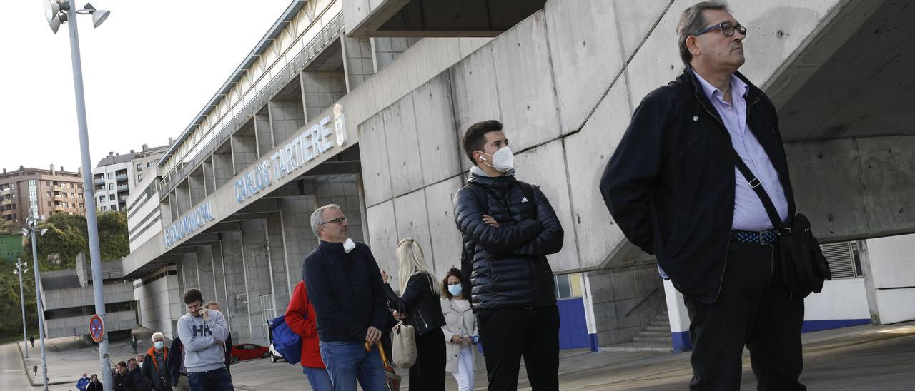 Colas en el Carlos Tartiere para retirar las entradas de acompañante para el derbi Oviedo-Sporting