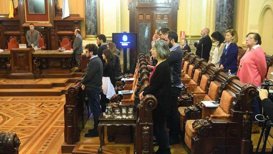 Ediles de Marea y el PSOE durante los siete minutos de silencio por las víctimas de violencia machista.