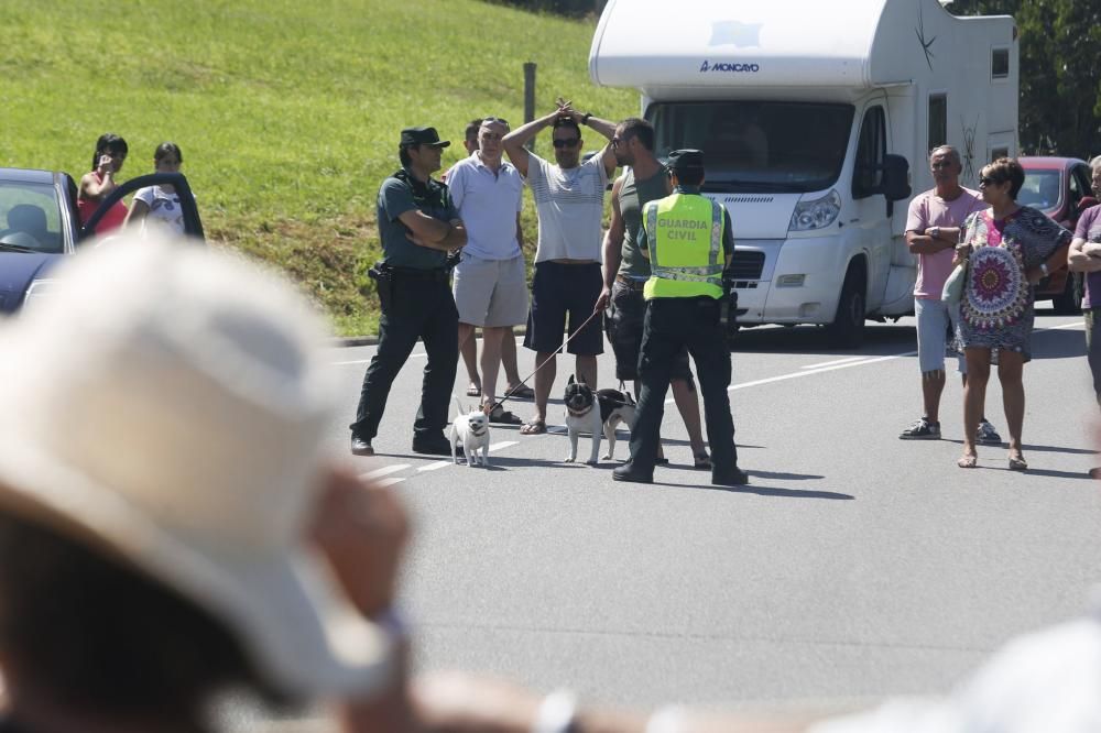 Concentración de los vecinos de Bayas, en Castrillón, contra la presencia de perros en la playa