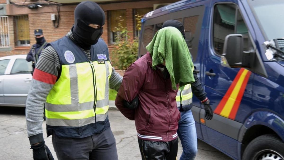 Momento de la detención de un yihadista en Madrid, este sábado.
