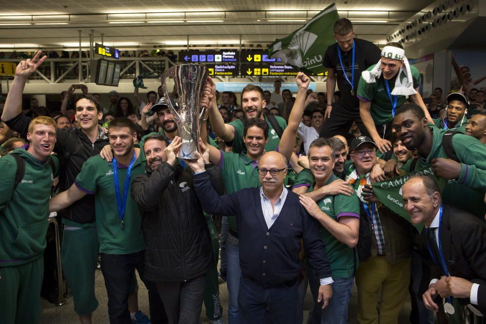 AFICIONADOS RECIBEN AL UNICAJA EN EL AEROPUERTO ...