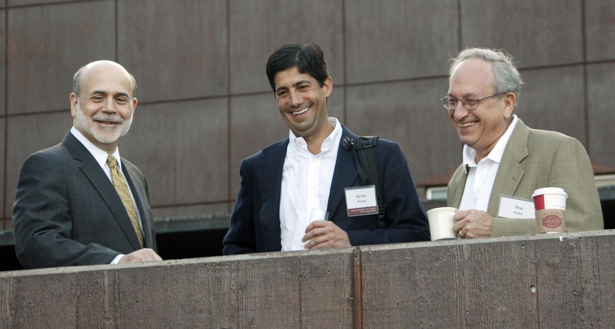 El ex presidente de la Reserva Federal Ben Bernanke (izq.), el nuevo gobernador Kevin Warsh y Donald Kohn, ex vicepresidente de la Fed.