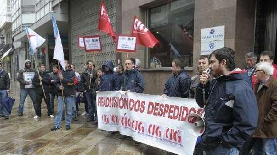 Trabajadores de Comfica protestan delante de R. / víctor echave