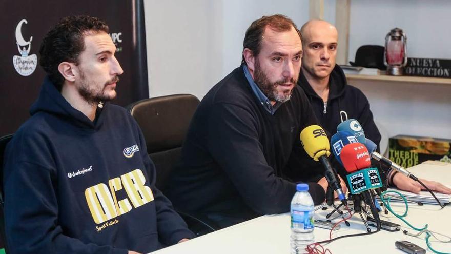 Por la izquierda, Víctor Pérez, capitán del Oviedo Baloncesto, Héctor Galán y Carles Marco, entrenador.