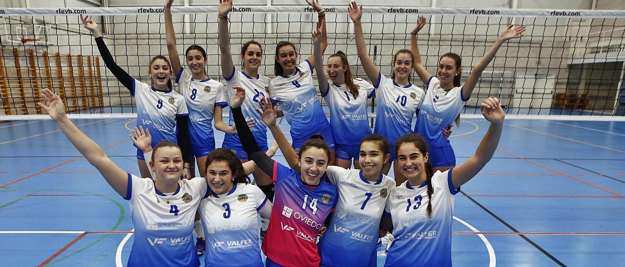 Las jugadoras del Club Voleibol Oviedo, ayer, antes de entrenarse en el polideportivo de Colloto. | Julían Rus