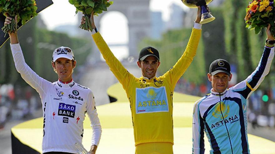 Contador, en el centro de amarillo, el día de su proclamación como campeón del Tour de 2009 en París. | | EFE