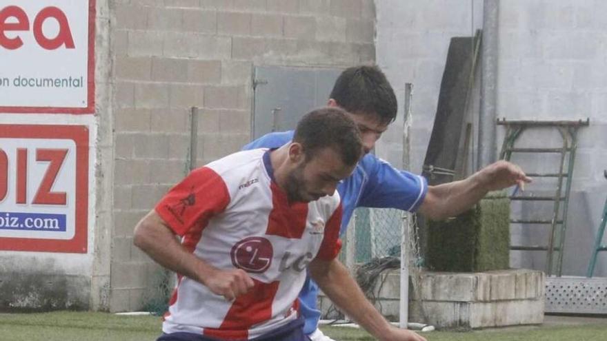 Un jugador del Alondras protege el balón ante un rival del Noia, en la primera vuelta. // Santos Álvarez