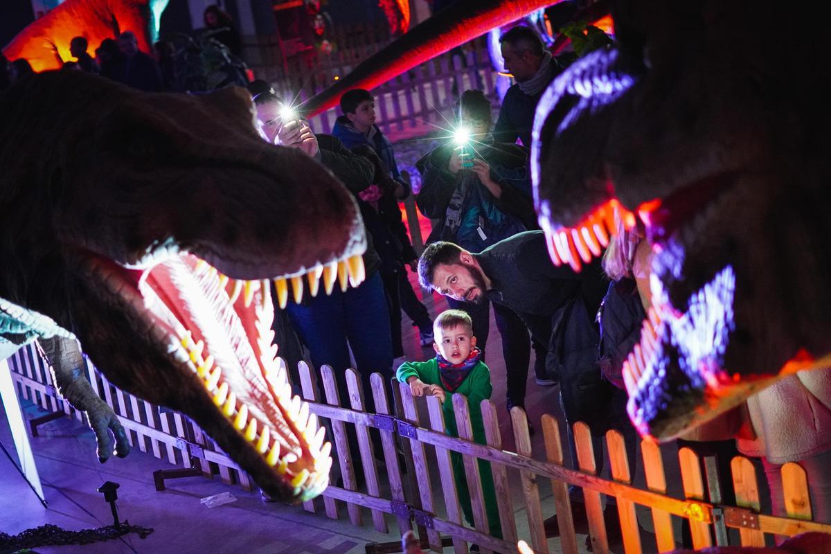 Los visitantes de Dinosaurs Tour pueden maravillarse con réplicas realistas que cobran vida con movimientos y sonidos auténticos