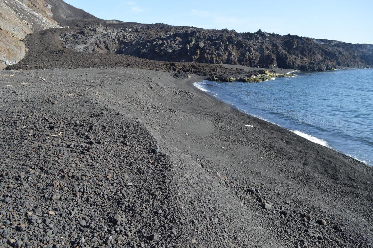 Las playas creadas en la fajana están formadas por cantos irregulares y angulosos.