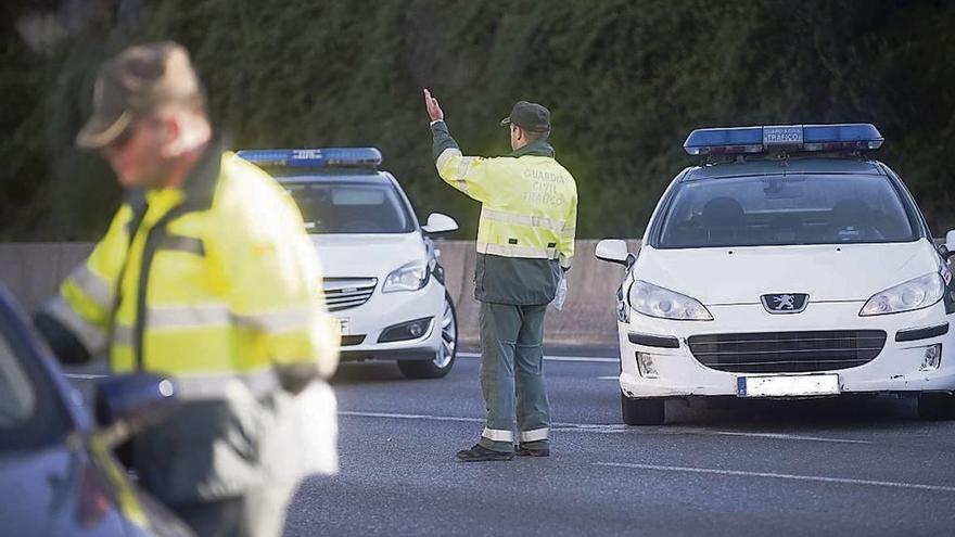 La Guardia Civil denuncia a un conductor por llevar una cámara en el parabrisas