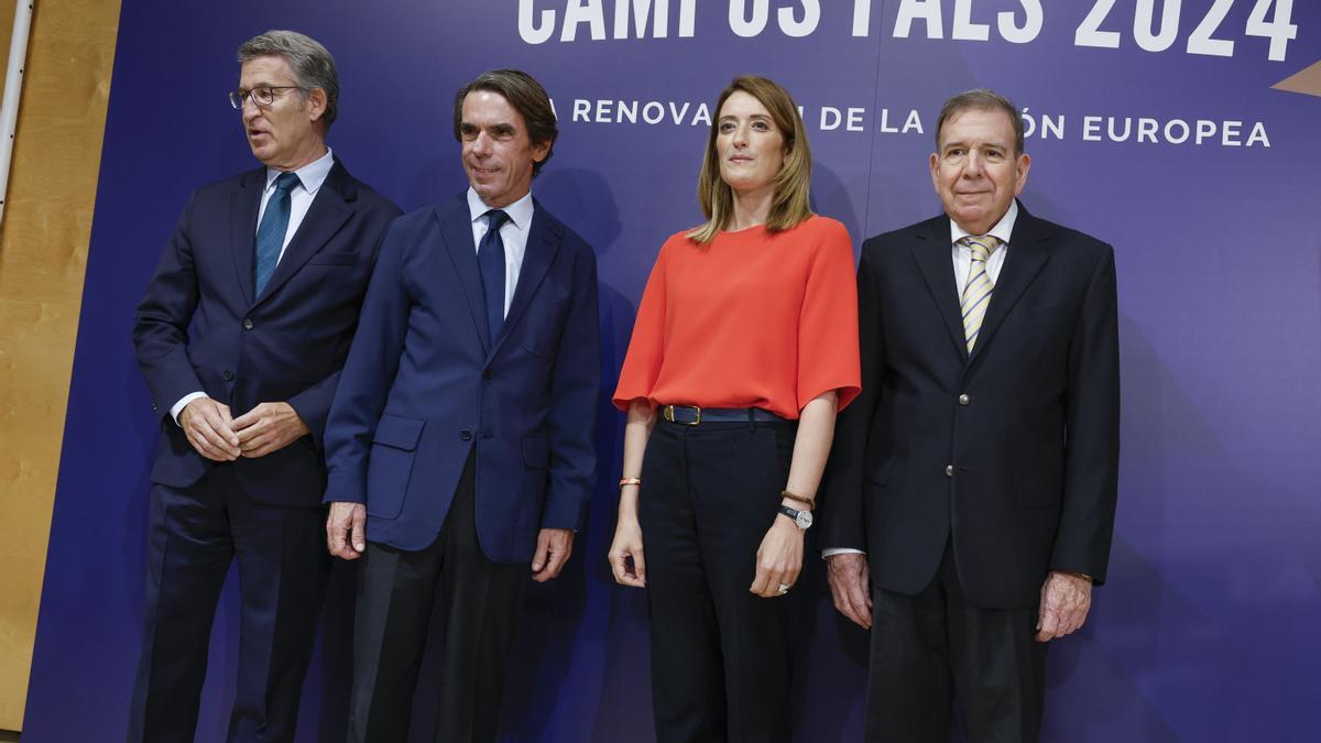 La presidenta del Parlamento Europeo, Roberta Metsola, junto al líder del Partido Popular, Alberto Núñez Feijóo (i), el ex presidente José María Aznar (2i) y el lídero opositor venezolano Edmundo González, durante la clausura del Campus FAES 2024, dedicado a &quot;La renovación de la Unión Europea, este jueves en Madrid.