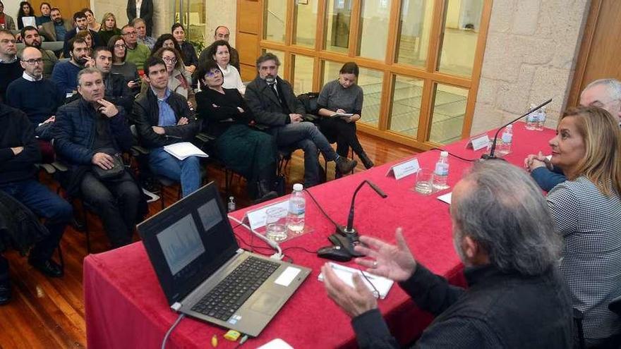 Reunión, ayer, del gobierno provincial con los 36 concellos adheridos al Plan Revitaliza. // R. Vázquez