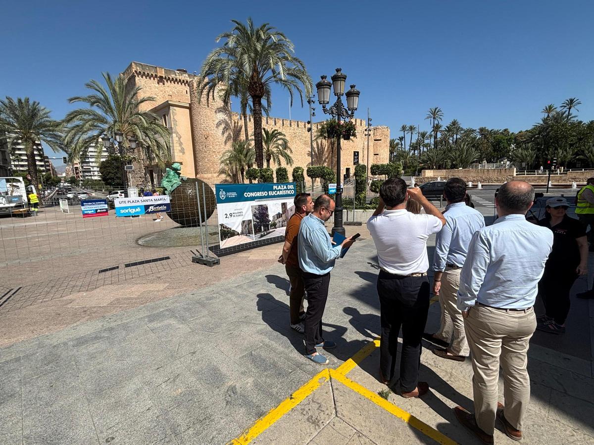 El alcalde visitaba este lunes el inicio de los trabajos en la plaza del Congreso Eucarístico de Elche y ponía el foco en conseguir continuidad con la fuente de Traspalacio